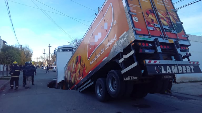 En el camión viajaban dos personas, el conductor y su acompañante. Ambos resultaron ilesos.