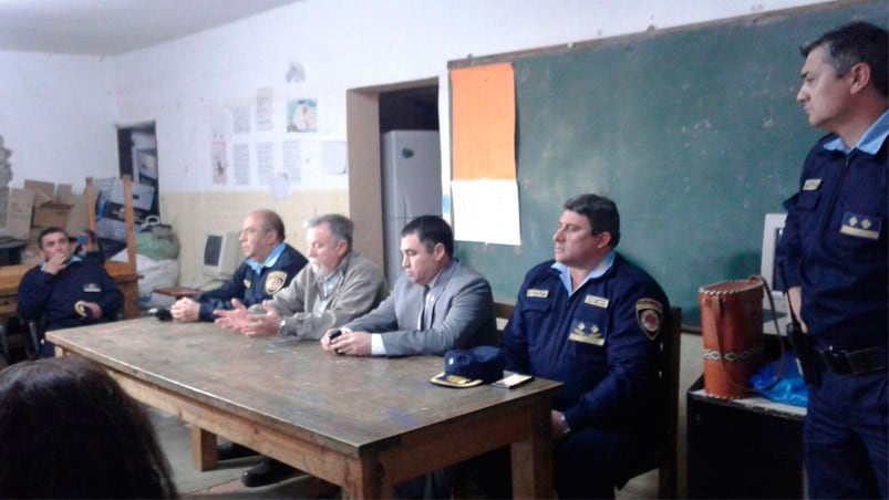 En el Centro Vecinal de Villa Rivera Indarte, Julio César Suárez escuchó la experiencia de los vecinos. Fotos: Diego Bollo