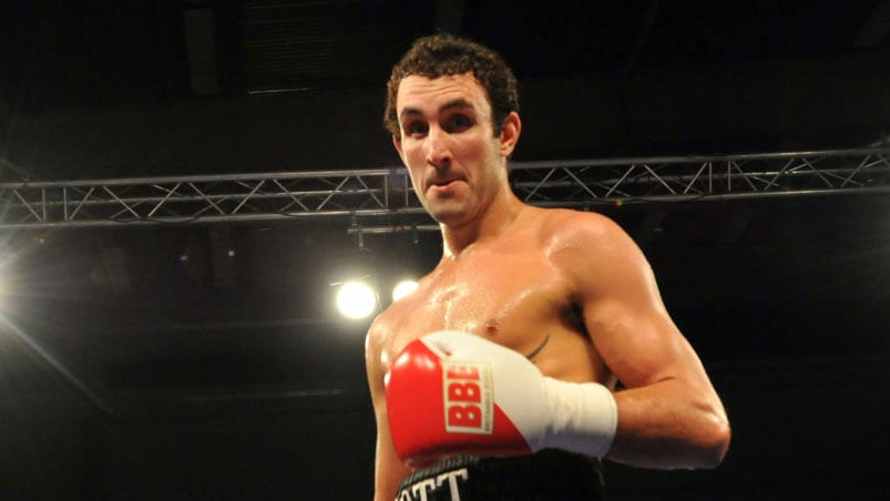  En el combate, Scott Westgarth, fue a la lona varias veces. 