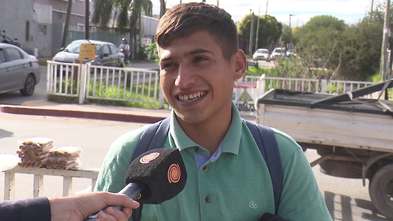 En el Día del Trabajador compartimos la historia de un joven que se gana la vida con múltiples trabajos y guarda un talento cuartetero.