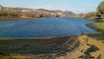 En el Dique Mal Paso, la basura y el mal olor contaminan el paisaje serrano. Foto: Diego Almirón.