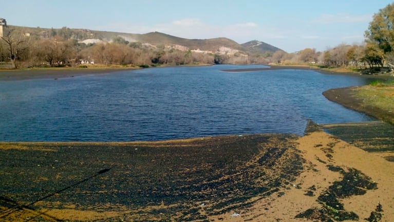 En el Dique Mal Paso, la basura y el mal olor contaminan el paisaje serrano. Foto: Diego Almirón.