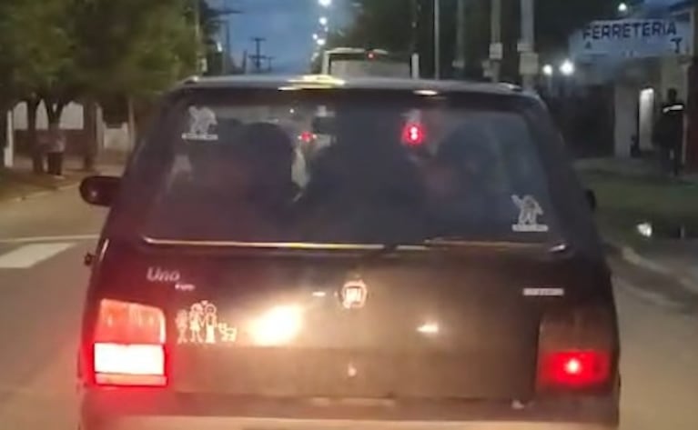 En el Fiat Uno viajaban siete personas en pleno barrio Los Boulevares.