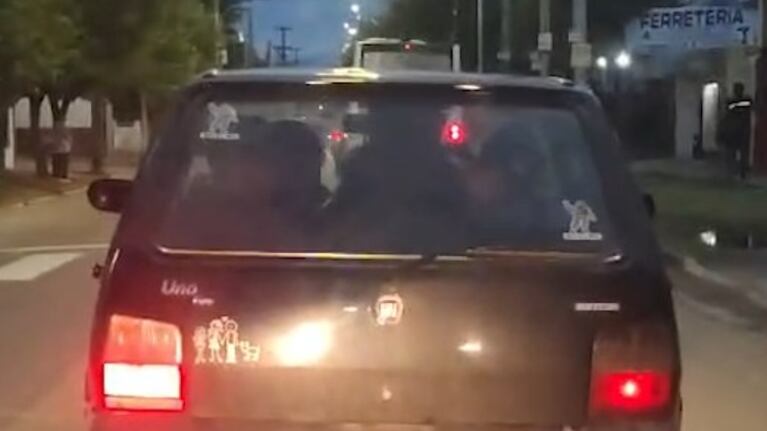 En el Fiat Uno viajaban siete personas en pleno barrio Los Boulevares.