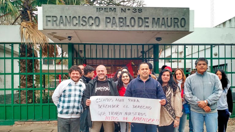 En el Ipem 38, padres piden que termine la toma de los alumnos.
