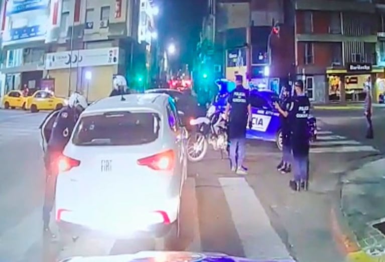 En el juicio, el fiscal mostró el video de los policías rodeando el auto durante la declaración del conductor del Fiat Argo.
