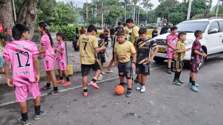En el límite entre Colombia y Venezuela, un grupo de niños encontró en el fútbol una resistencia a la violencia.