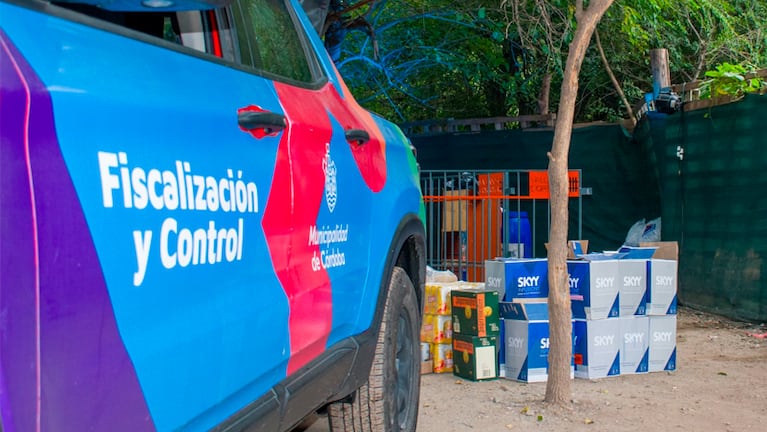 En el lugar secuestraron gran cantidad de bebidas alcohólicas.