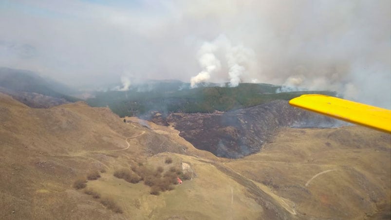 En el lugar trabajan mas de 60 bomberos y 4 aviones hidrantes.