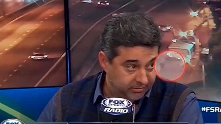 En el monitor de atrás, envuelto un círculo, se observa como huyen los delincuentes por la autopista.