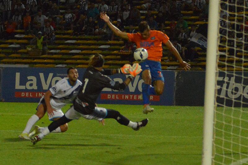 En el segundo tiempo, Ramis abrió el marcador para la "T". Foto: Lucio Casalla / ElDoce.tv