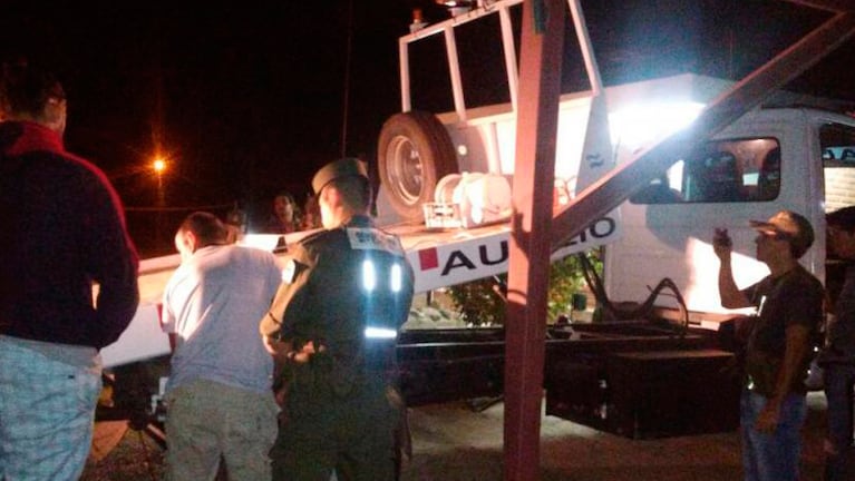 En el vehículo viajaban dos personas que fueron detenidas por el personal de Gendarmería Nacional.