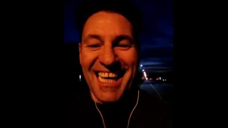 En el video el hombre muestra su felicidad: horas después, la Policía lo fue a buscar.