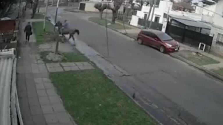 En el video, el ladrón no tuvo suerte con las posibles víctimas.