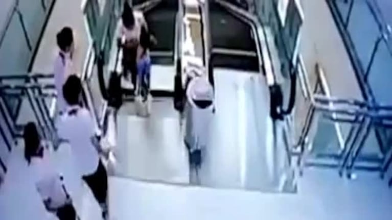 En el video se ve a las tres empleadas en la parte superior de la escalera.