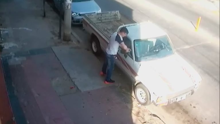 En el video se ve como el ladrón abre la camioneta y roba hasta la bateria.