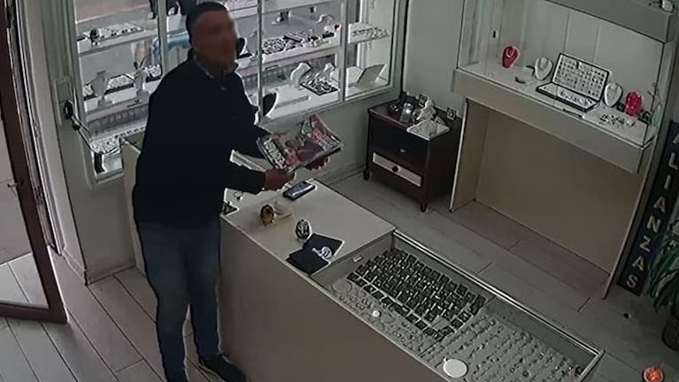 En el video se ve la maniobra del supuesto vendedor de revistas para robar un celular. 