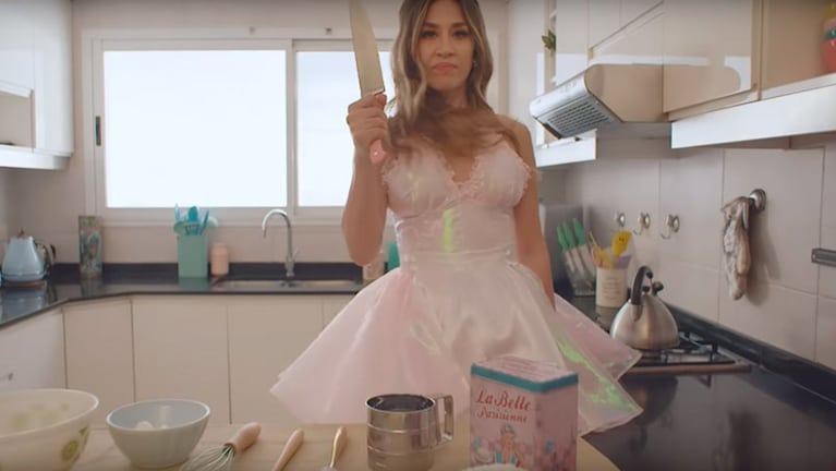 En el videoclip, Jimena se muestra como una ama de casa.