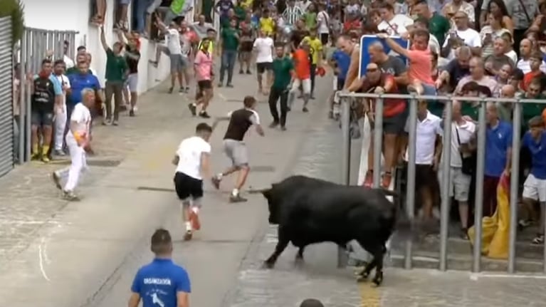 En España un hombre murió luego de ser corneado por un toro en unas fiestas típicas.