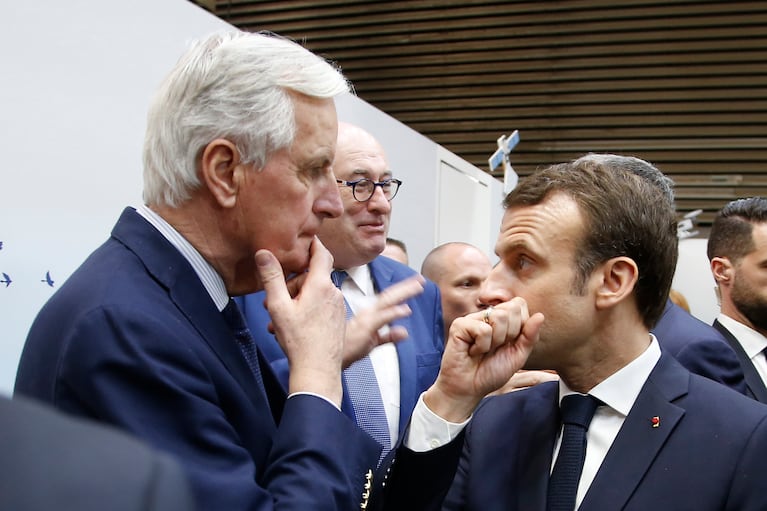 En esta imagen de archivo, el presidente de Francia, Emmanuel Macron (derecha), susurra algo al jefe de los negociadores de la UE para el Brexit, Michel Barnier, durante una visita a la Feria Agrícola Internacional, en París, Francia. (AP Foto/Michel Euler, archivo)