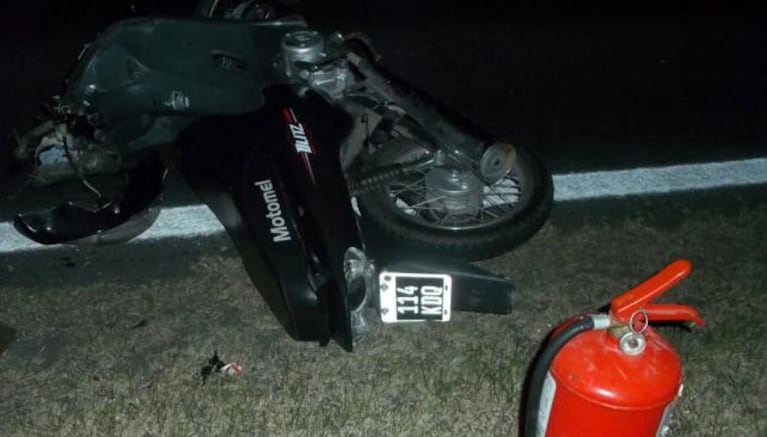En esta moto viajaba la persona que murió. Fotos: Policía de Córdoba.
