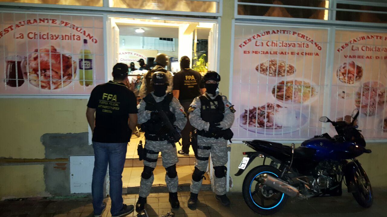 En este local de comida peruana se llevó a cabo una parte del operativo.