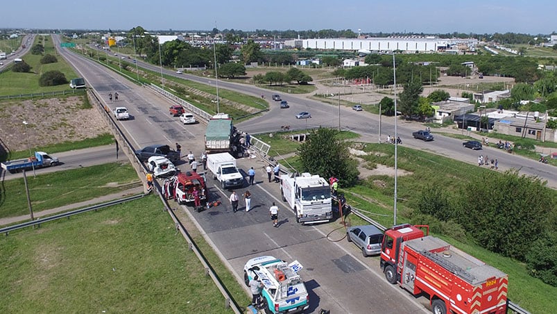 En este lugar el camión fuera de control arrolló a los autos. Fotos y video: Francesco Trombetta / ElDoce.tv.