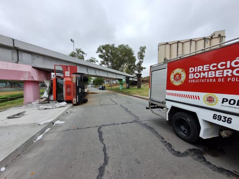 En fotos: un camión chocó con un puente, volcó y cortaron la Costanera