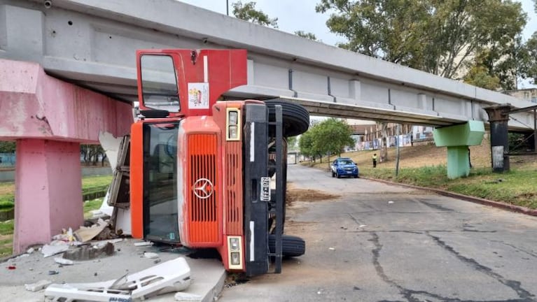 En fotos: un camión chocó con un puente, volcó y cortaron la Costanera