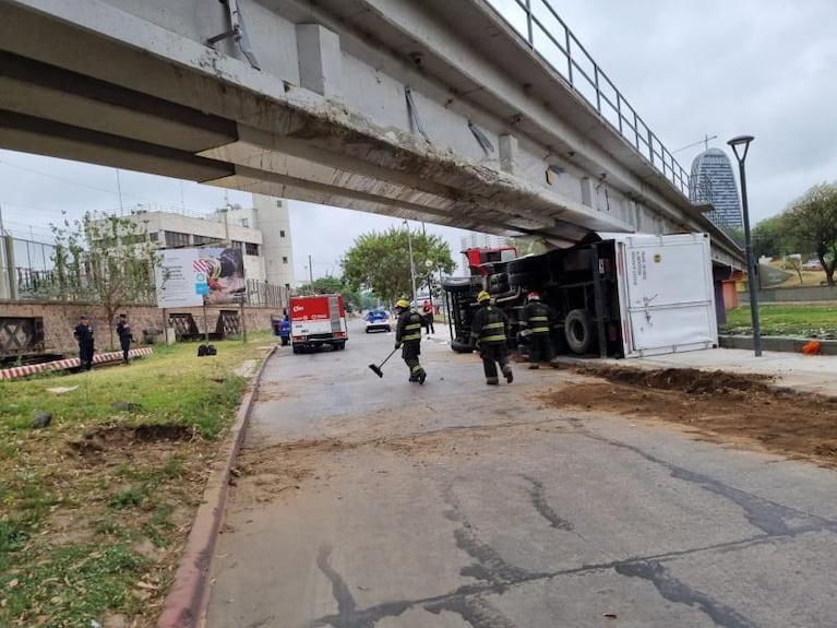 En fotos: un camión chocó con un puente, volcó y cortaron la Costanera