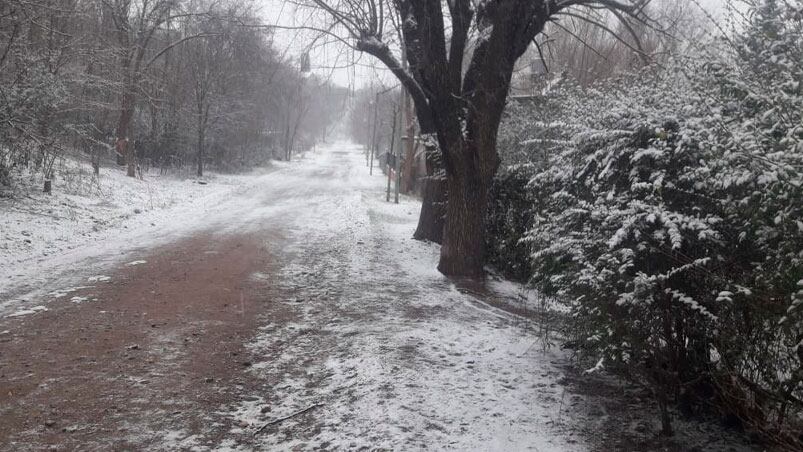 En Huerta Grande la nieve también pintó de blanco el paisaje. / Foto enviada a El Doce