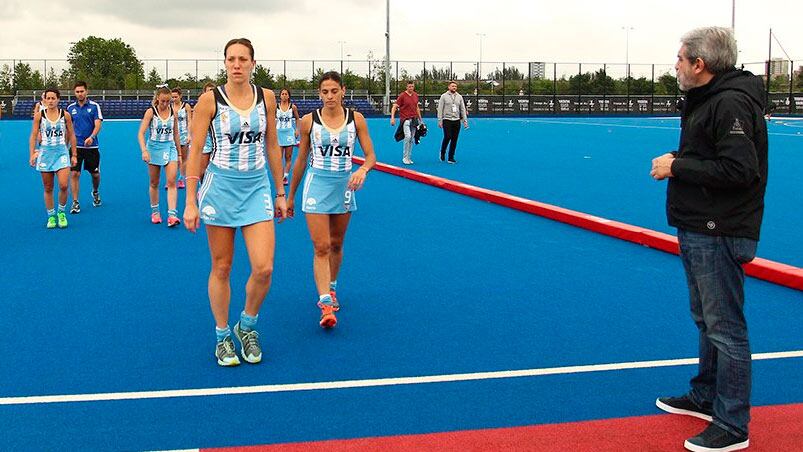 En Inglaterra, Aníbal se despidió de Las Leonas.