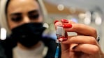 En Israel ya se aplica la cuarta dosis de la fórmula actual contra el coronavirus. (REUTERS/Ammar Awad)