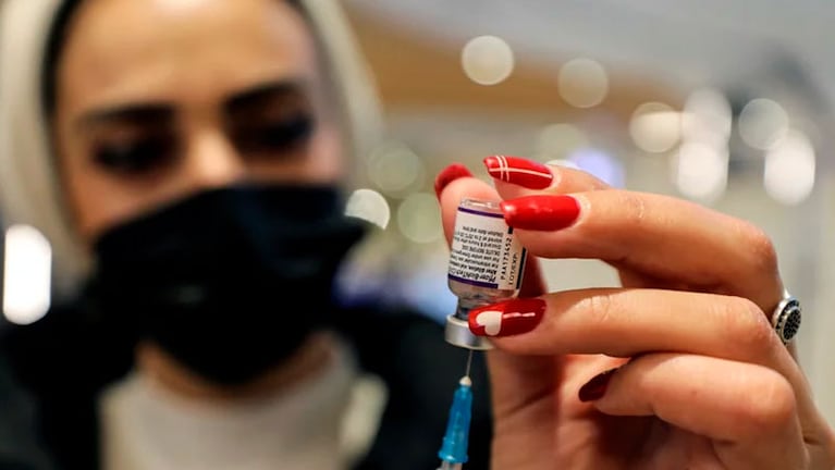 En Israel ya se aplica la cuarta dosis de la fórmula actual contra el coronavirus. (REUTERS/Ammar Awad)