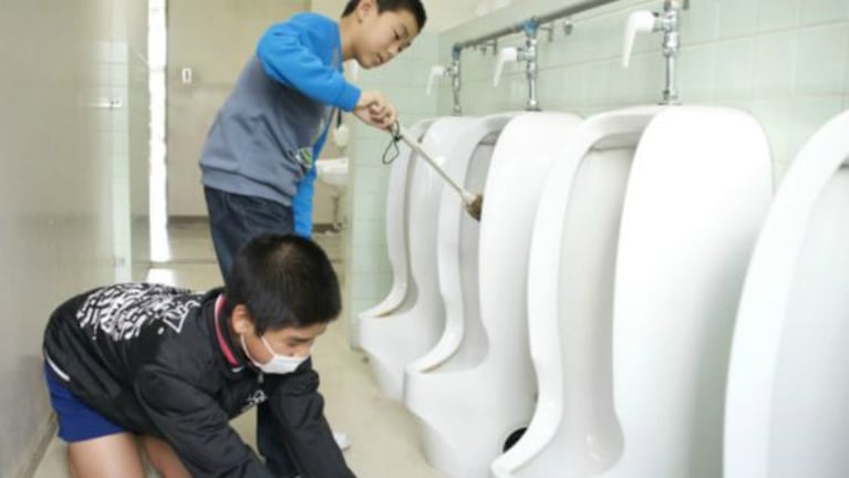 En Japón los alumnos limpian los baños y nadie se queja.