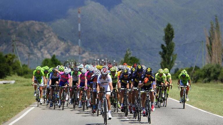 En la caída masiva, 50 ciclistas quedaron involucrados.
