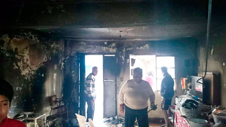 En la casa incendiada vive una familia de ocho integrantes. Fotos: Diego Dellatorre