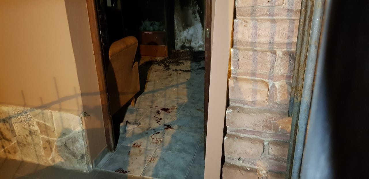 En la casa quedaron rastros de sangre y cenizas de un principio de incendio.