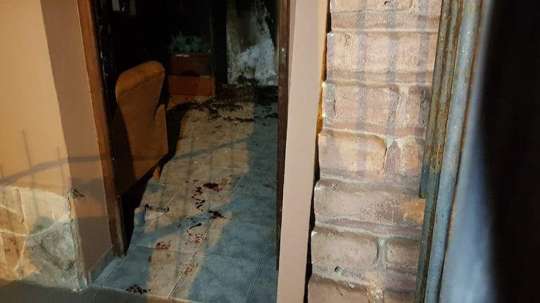 En la casa quedaron rastros de sangre y cenizas de un principio de incendio.