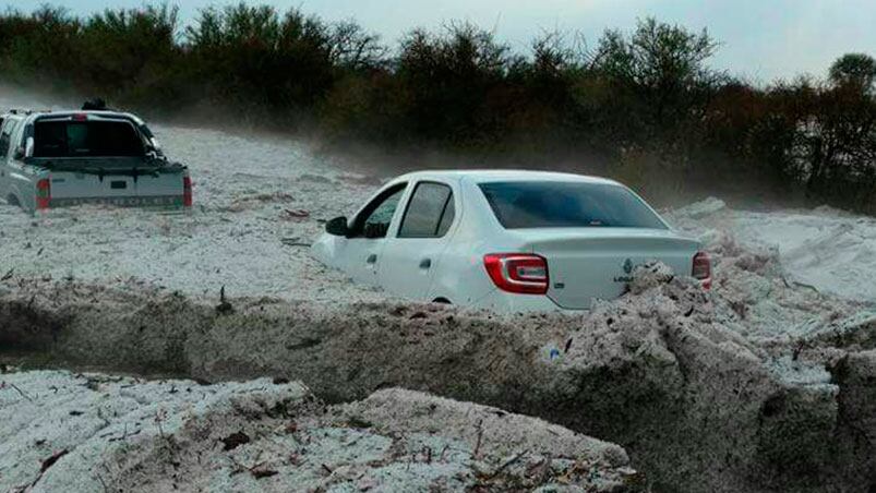 En La Cruz se acumuló un metro de granizo en la ruta.