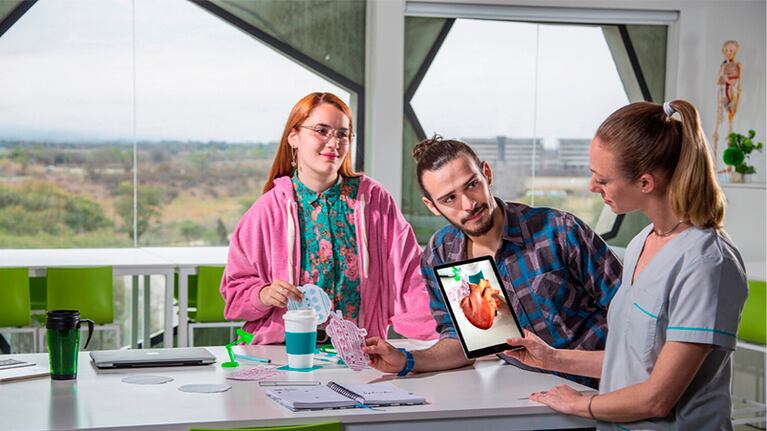 En la Expo los asistentes podrán conocer sobre nuestras carreras, conversar con tutores, y descubrir la experiencia de estudiar en Siglo 21.