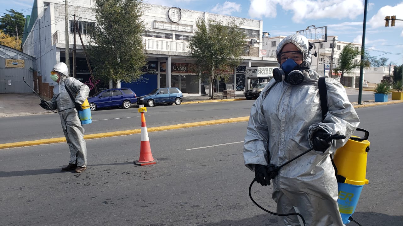 En La Falda desinfectan autos, pero no cerrarán el ingreso.