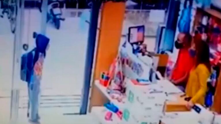 En la grabación de las cámaras de seguridad, se ve al niño pedir ayuda.