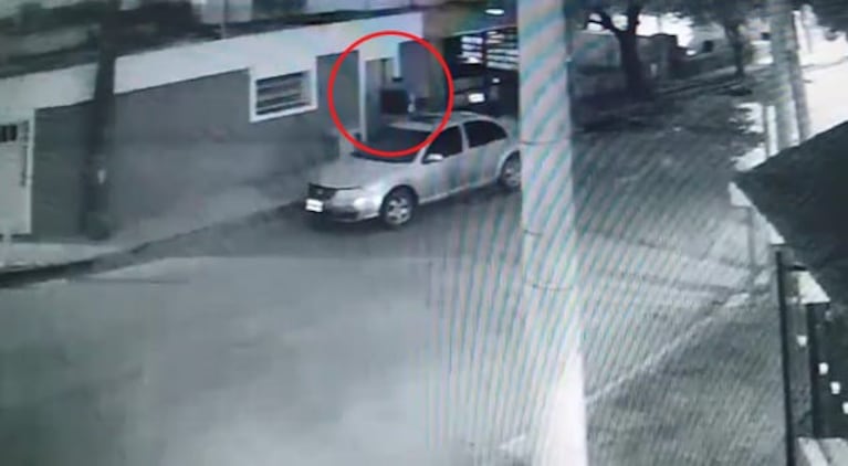 En la imagen se observa a uno de los ladrones sosteniendo un televisor.