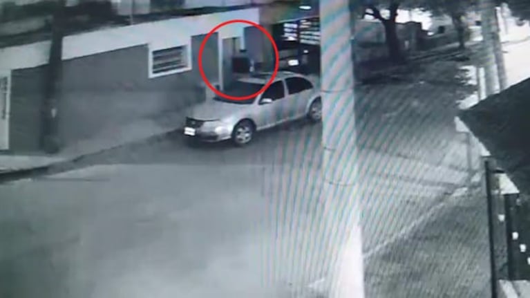 En la imagen se observa a uno de los ladrones sosteniendo un televisor.