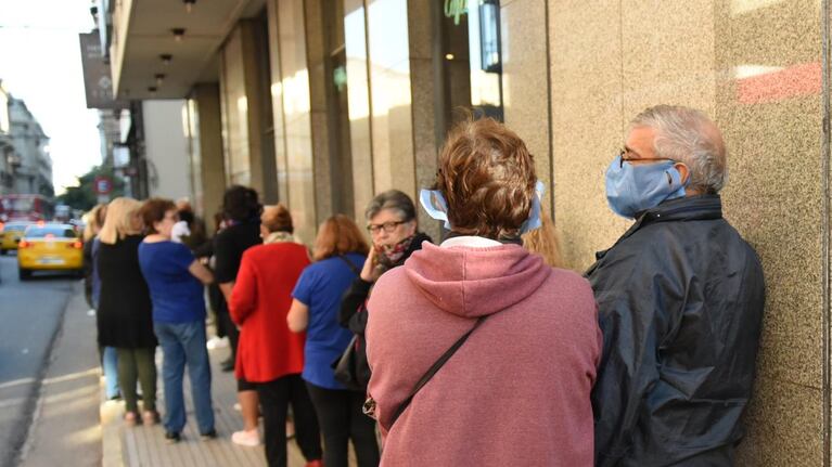 En la mañana del viernes algunos fueron al banco, pero no hay atención.