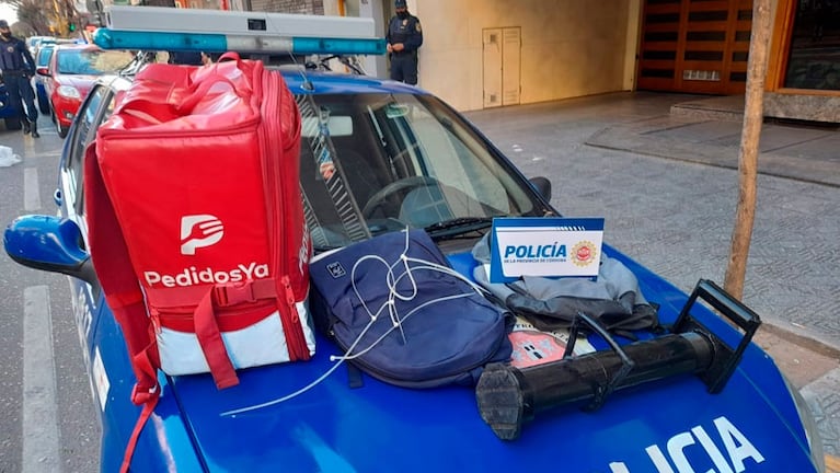 En la mochila de delivery llevaba un arma y un hierro para romper puertas. / Foto: Policía de Córdoba