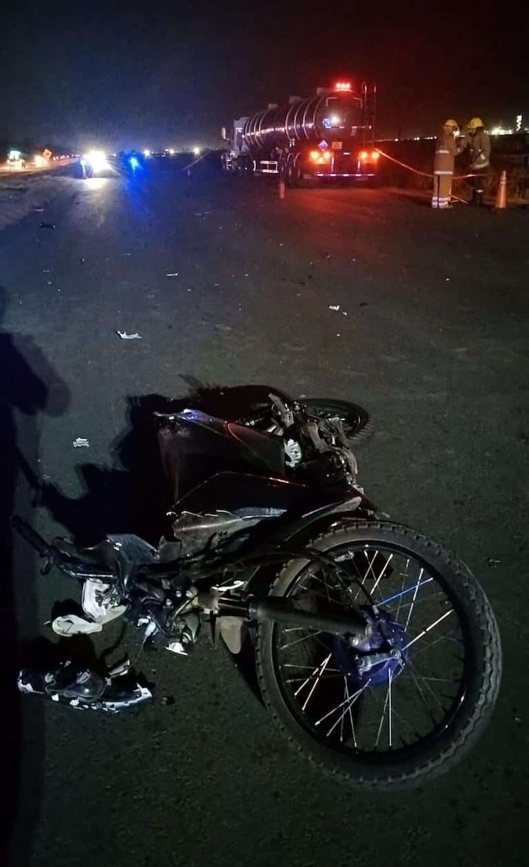 En la moto viajaban dos jóvenes que resultaron heridos.