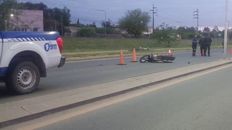 En la moto viajaban tres jóvenes.