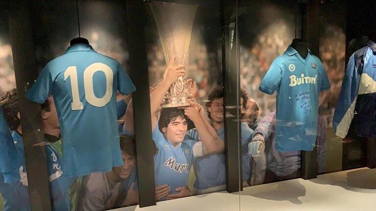 En la muestra hay camisetas de su paso por Nápoli, Sevilla, Boca, Newells y la Selección Argentina.